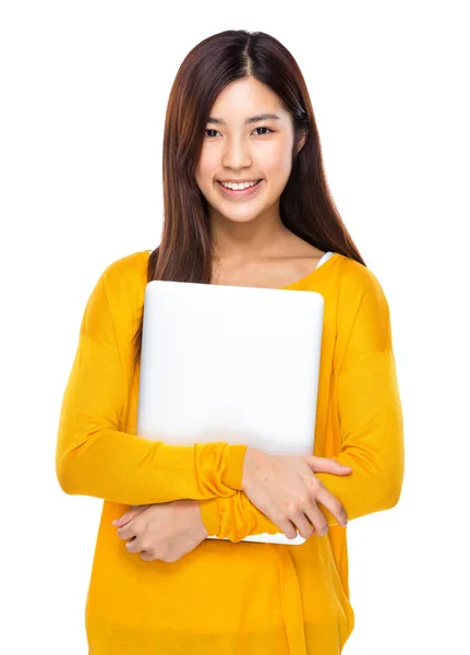 Mujer joven con ordenador portátil — Foto de Stock