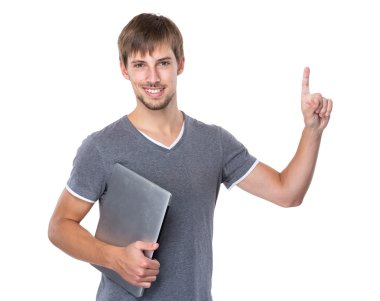 Beyaz adam dizüstü bilgisayar ve parmak