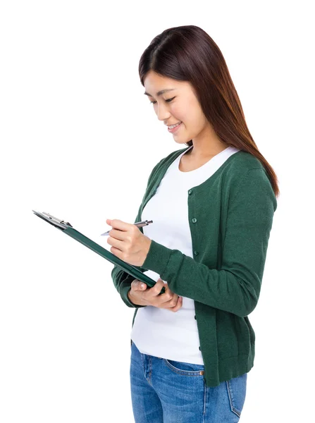 Chica escribir en portapapeles — Foto de Stock