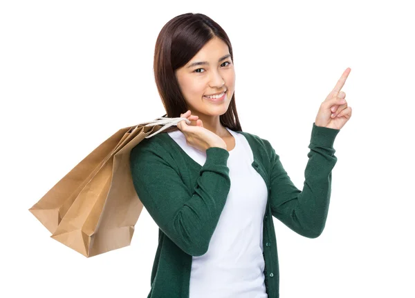 Wanita dengan tas belanja dan jari menunjuk ke atas — Stok Foto