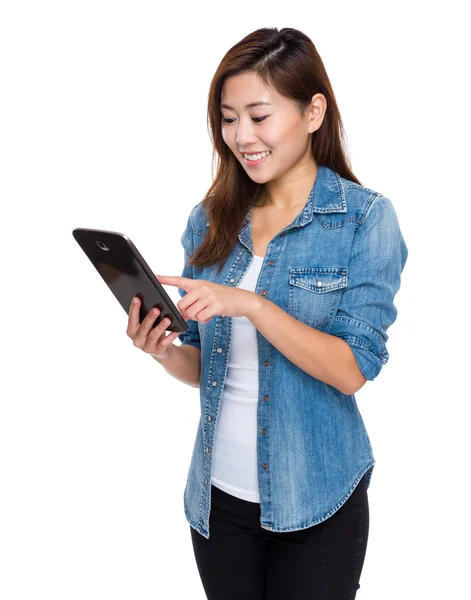 Junge Frau nutzt digitales Tablet — Stockfoto