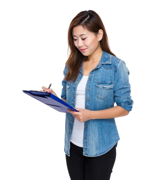 Mujer joven escribir en portapapeles — Foto de Stock