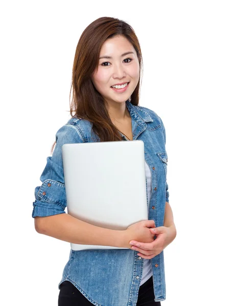 Jonge vrouw met laptop computer — Stockfoto