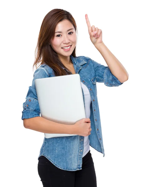 Femme avec ordinateur portable et doigt pointant vers le haut — Photo