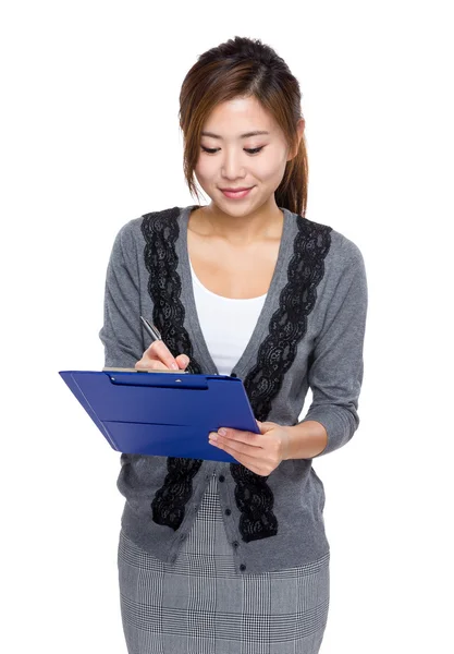 Vrouw schrijven op Klembord — Stockfoto