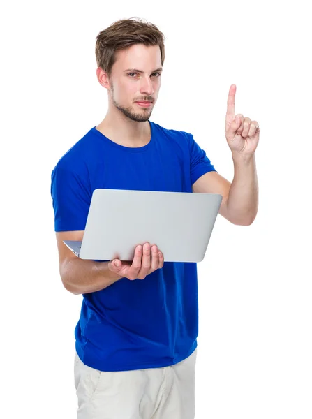 Kaukasier mit Laptop und erhobenem Zeigefinger — Stockfoto