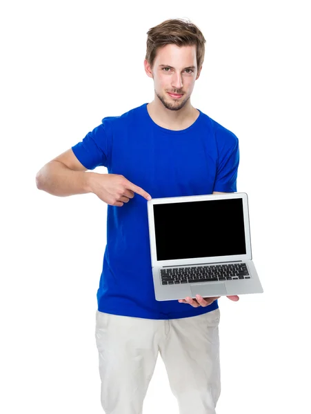 Mann zeigt mit dem Finger auf den leeren Bildschirm des Laptops — Stockfoto