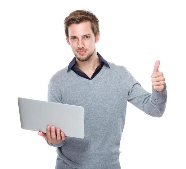 Белый мужчина с ноутбуком и большим пальцем вверх — стоковое фото
