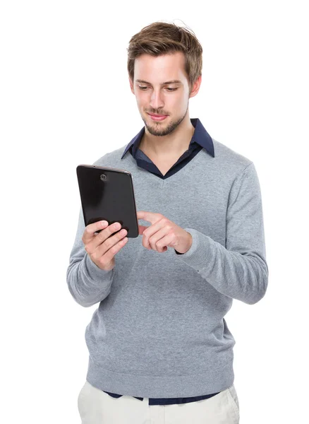 Hombre caucásico uso de la tableta digital — Foto de Stock