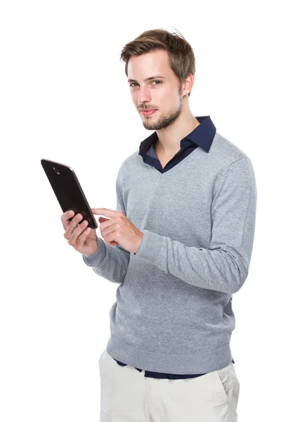 Homme caucasien toucher sur tablette numérique — Photo