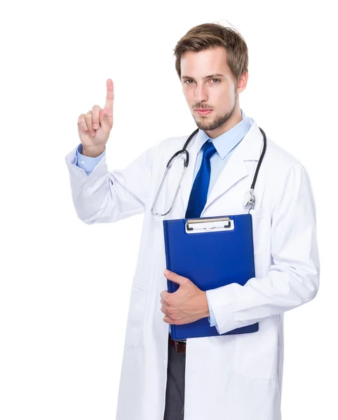 Médico caucasiano com prancheta e dedo para cima — Fotografia de Stock