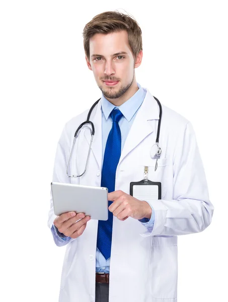デジタル タブレット上の白人の医者タッチ — ストック写真