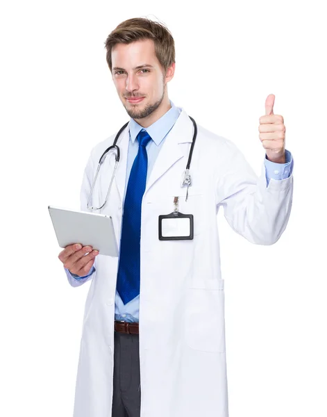 Doctor en medicina con la tableta y el pulgar para arriba — Stockfoto