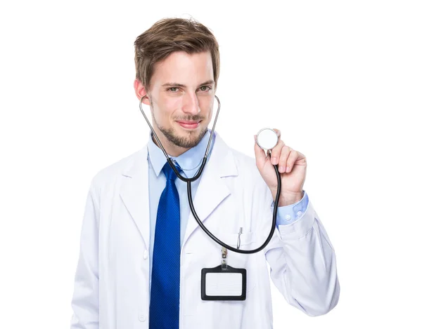 Arzt hält mit Stethoskop — Stockfoto