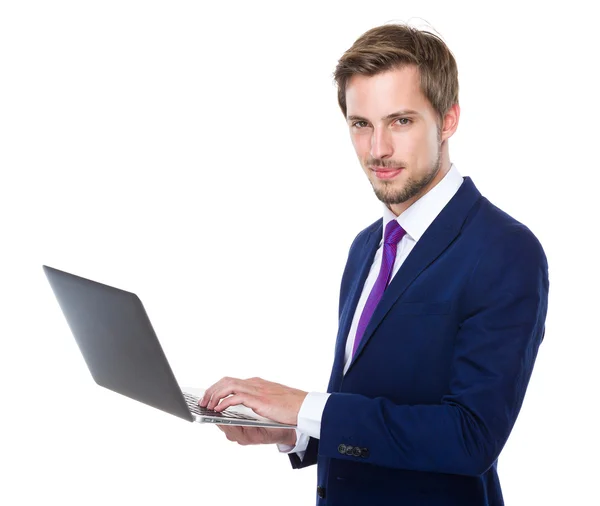 Biznesmen użytkowania laptopa — Zdjęcie stockowe