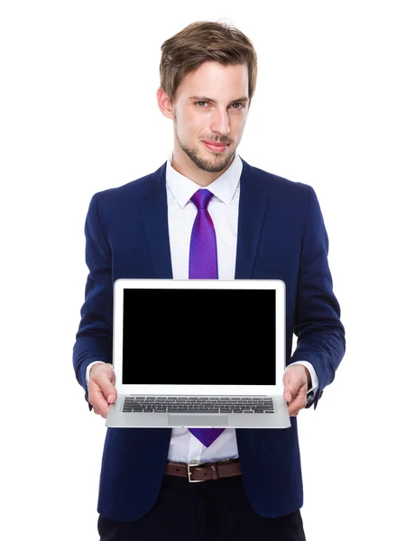 Бизнесмен показывает ноутбук — стоковое фото