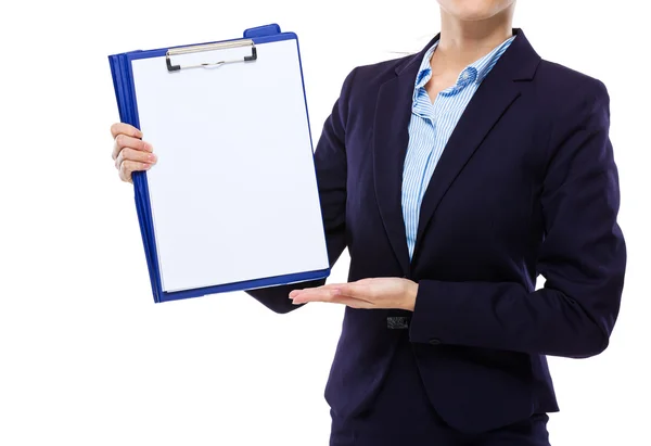 Mulher de negócios mostrar com o papel em branco na área de transferência — Fotografia de Stock
