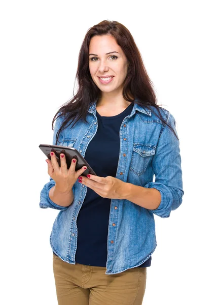 Brunette vrouw gebruik van digitale tablet — Stockfoto