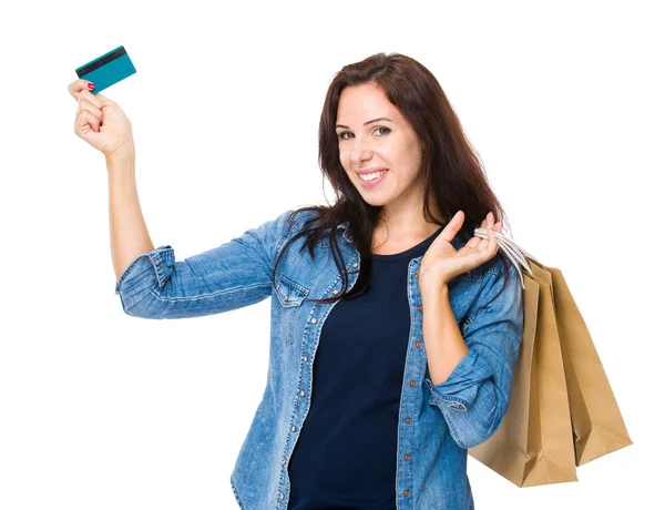 Frau kauft mit Kreditkarte ein — Stockfoto
