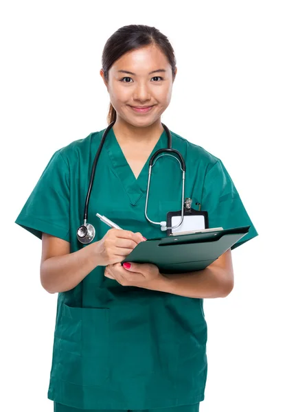 クリップボード上の女性医師の書き込み — ストック写真
