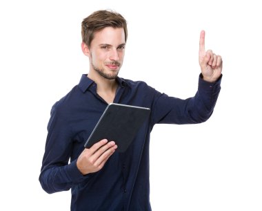 erkek tutun tablet ve parmak işaret