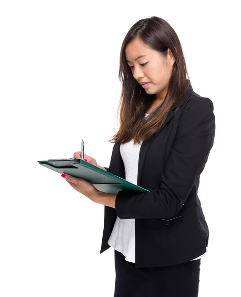 Femme écrire sur le presse-papiers — Photo