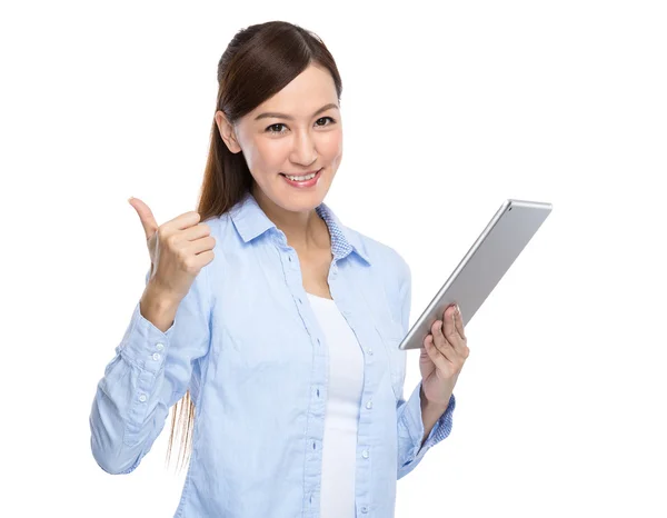 Женщина держит цифровой планшет с большим пальцем вверх — стоковое фото