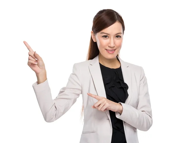 Affärskvinna med två finger pekar upp — Stockfoto