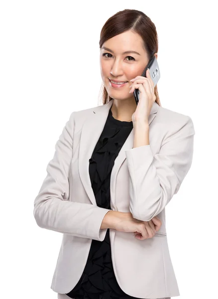Zakenvrouw praat met mobiele telefoon — Stockfoto