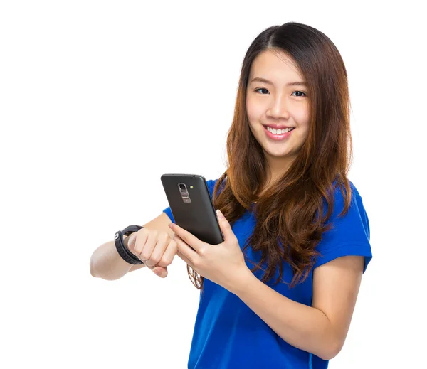 Woman use wearable watch and smartphone — Stock Photo, Image