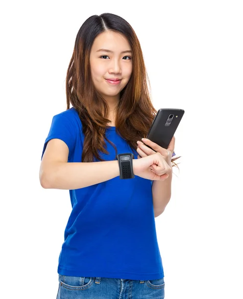 Woman connect wearable device to mobile phone — Stock Photo, Image