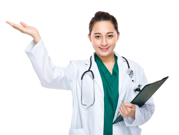 Asiatisk kvinna läkare närvarande med Urklipp — Stockfoto
