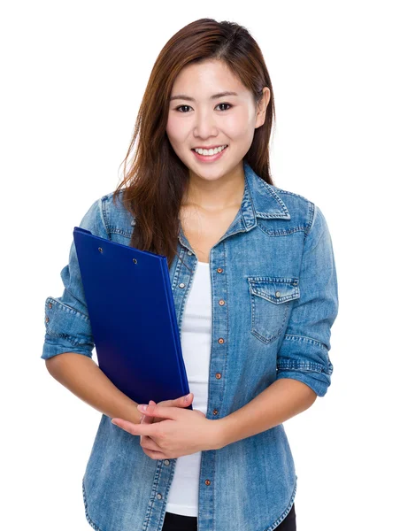 Mujer joven con portapapeles — Foto de Stock