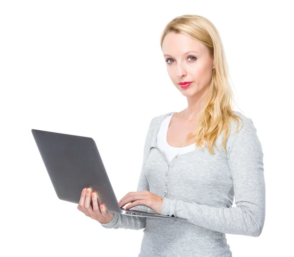 Woman use of notebook computer — Stock Photo, Image