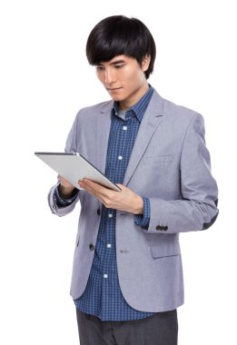 işadamı dijital tablet kullanımı