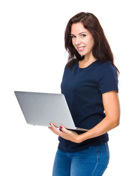Beyaz kadın dizüstü bilgisayar kullanmak — Stok fotoğraf
