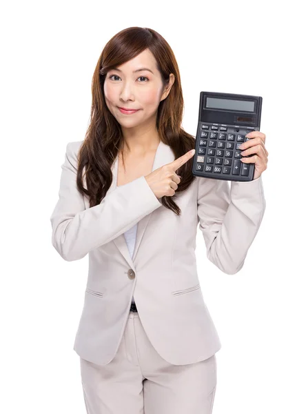 Asiatique femme d'affaires utilisation de la calculatrice — Photo