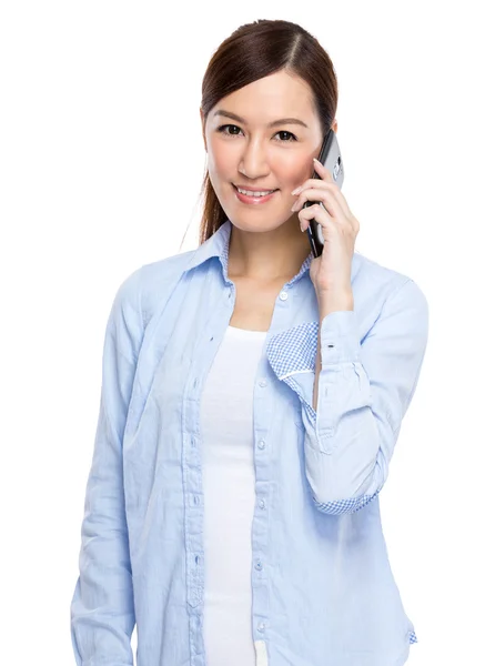 Женщина поговорить с мобильным телефоном — стоковое фото