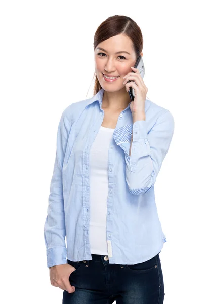 Asian Woman prata med mobiltelefon — Stockfoto