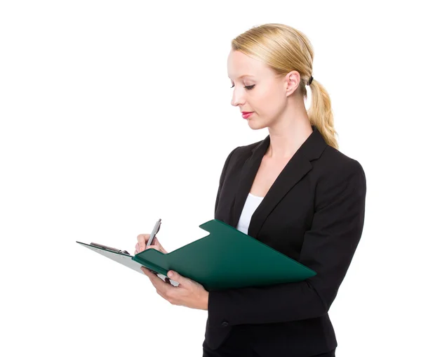 Femme d'affaires caucasienne écrire sur presse-papiers Photo De Stock