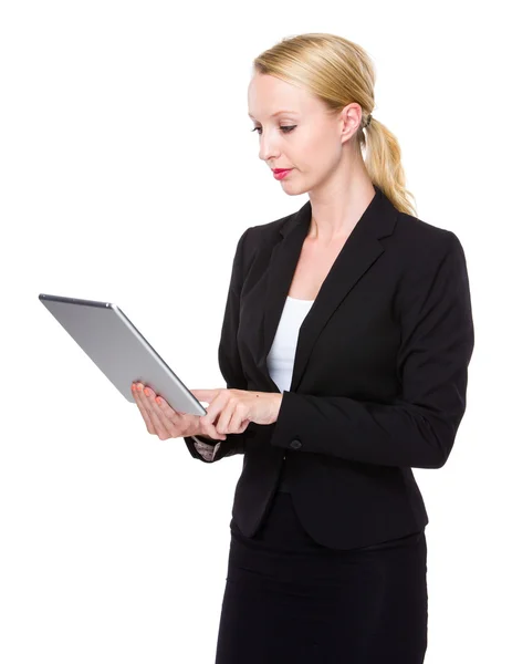 Mujer de negocios caucásica uso de la tableta digital — Foto de Stock