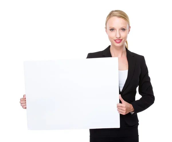 Mulher de negócios caucasiana segurar com placa em branco — Fotografia de Stock