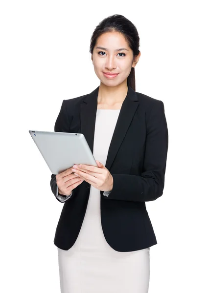 Podnikatelka držet s tabletem — Stock fotografie