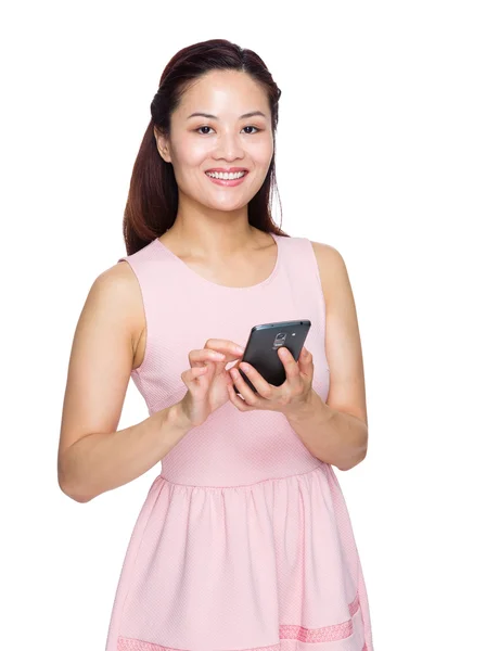 Asiatique femme envoyer un message avec téléphone portable — Photo
