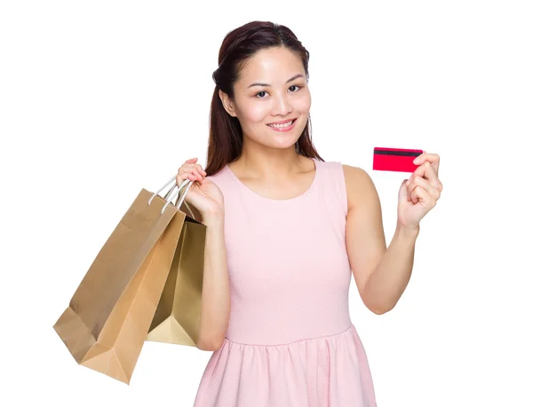 Mulher com saco de compras e cartão de crédito — Fotografia de Stock