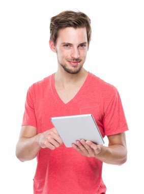 Beyaz adam dijital tablet kullanımı