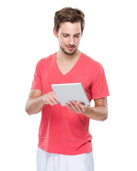Yakışıklı adam dijital tablet kullanımı — Stok fotoğraf