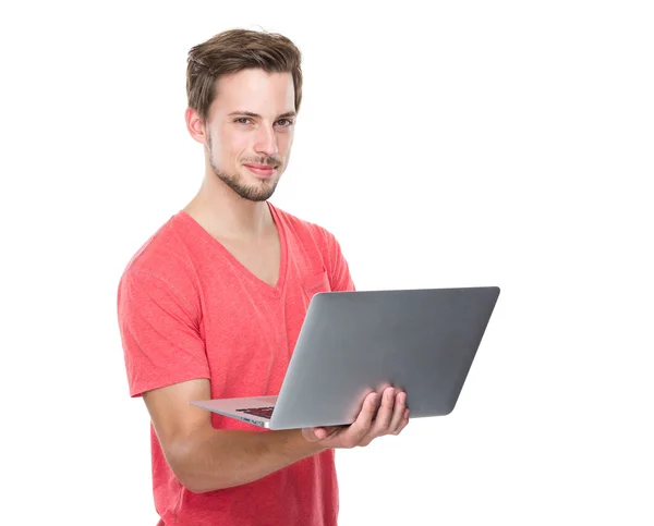 Mann benutzt Laptop — Stockfoto