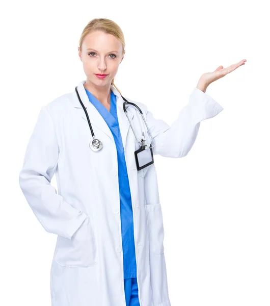 Médico caucasiano com mão presente — Fotografia de Stock