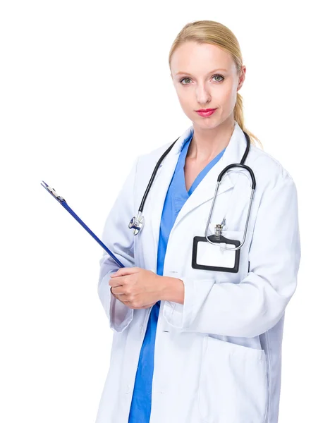 Woman doctor with clipboard — Stock Photo, Image